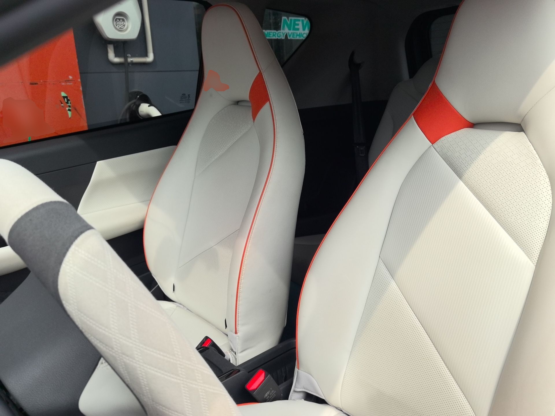 المقاعد الأمامية داخل السيارة