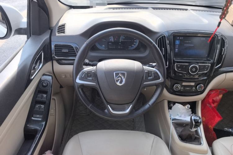 Used Baojun 730 2014 1.5L manual luxury trim 7 seats