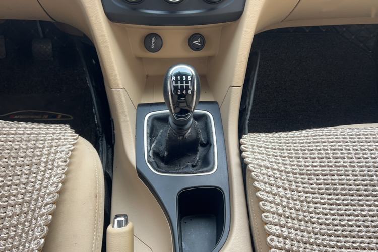 Used Baojun 730 2019 1.5L Manual Value Edition 7 Seats China VI Emission Standard Gear Lever