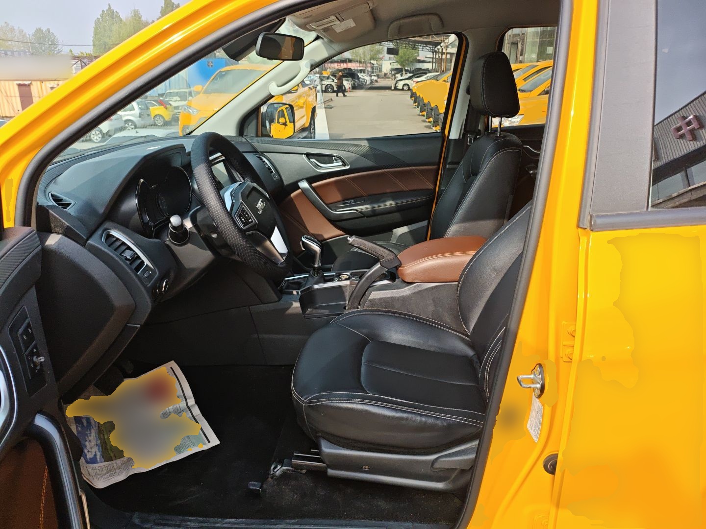 المقاعد الأمامية داخل السيارة