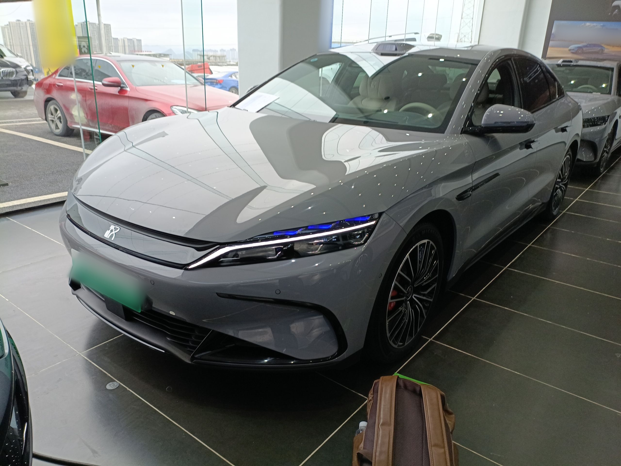 Под передней частью автомобиля