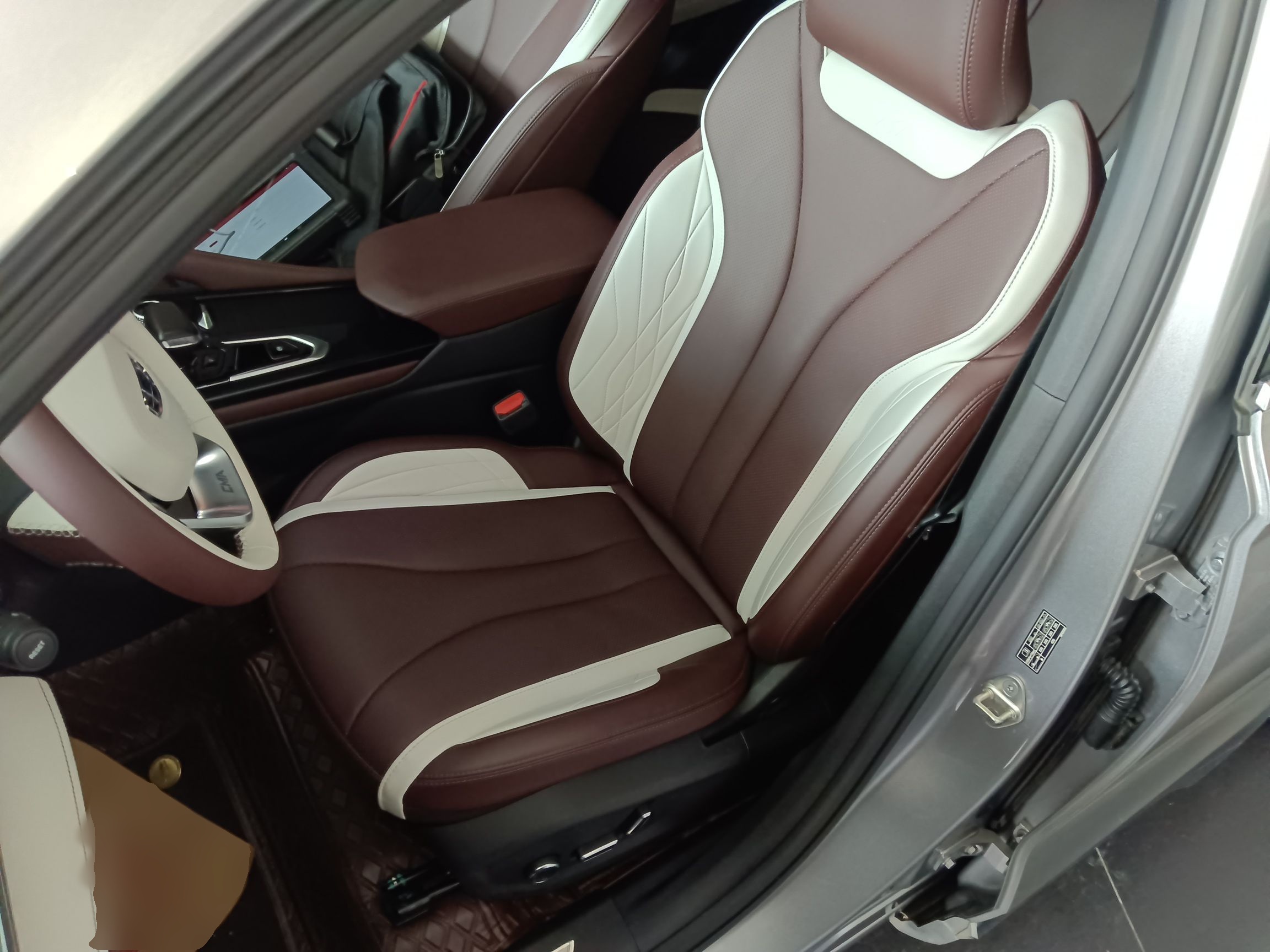 المقاعد الأمامية داخل السيارة