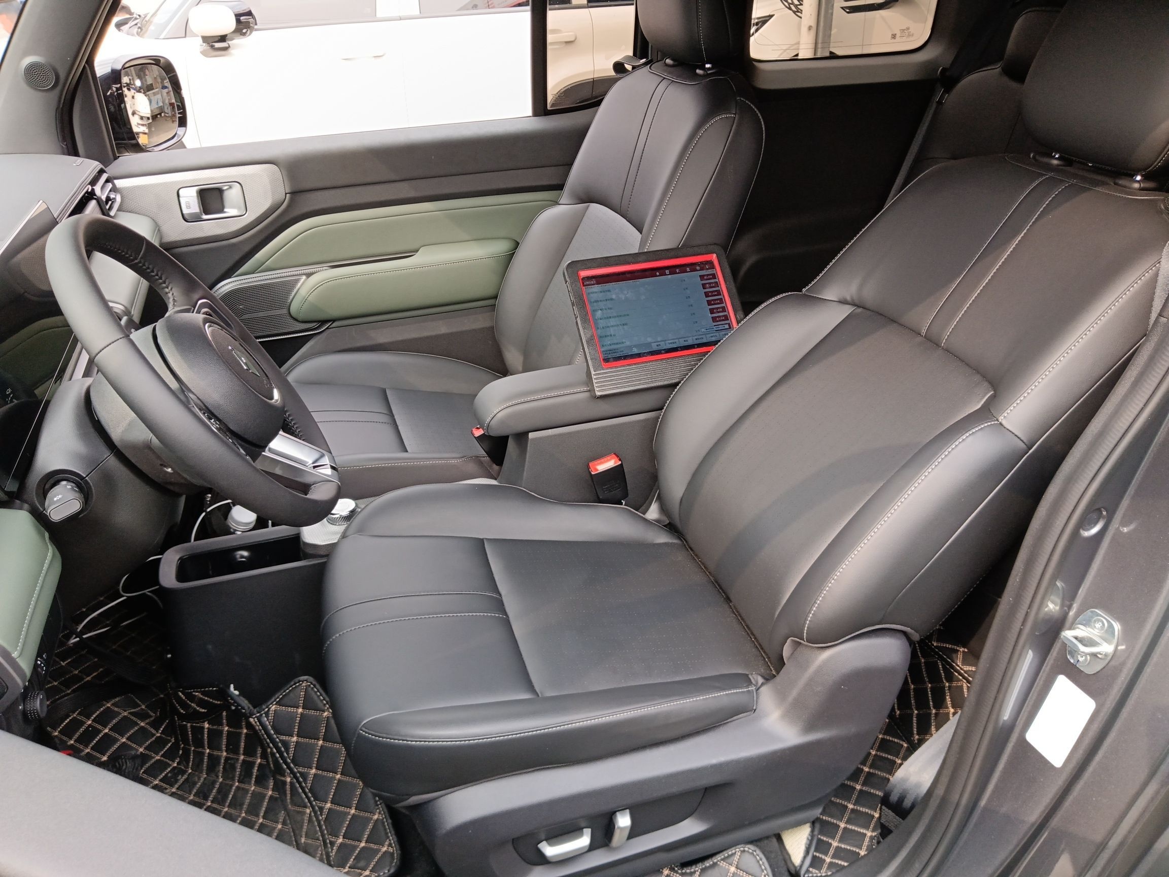 المقاعد الأمامية داخل السيارة