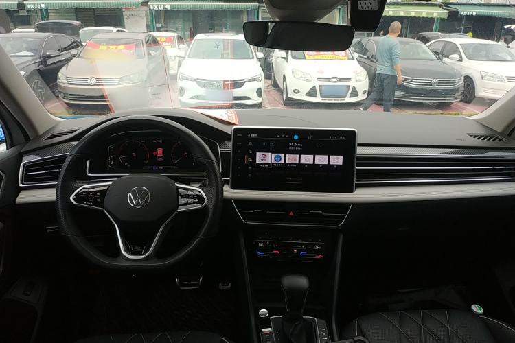 Used Volkswagen Tiguan L 2023 Restyled 330TSI Automatic Two-Wheel Drive R-Line Enhanced Comfort Version Center Console