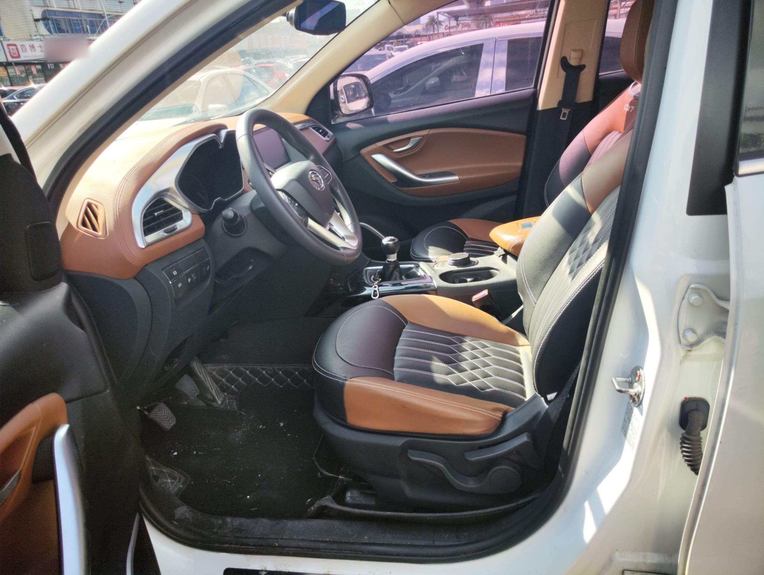 المقاعد الأمامية داخل السيارة