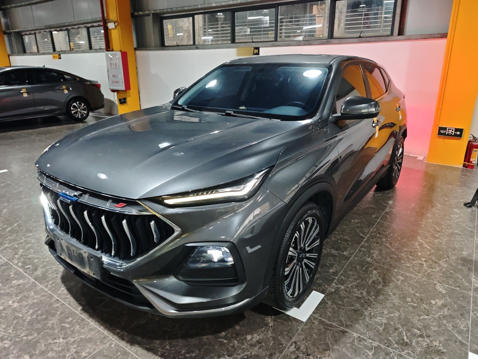 تحت مقدمة السيارة