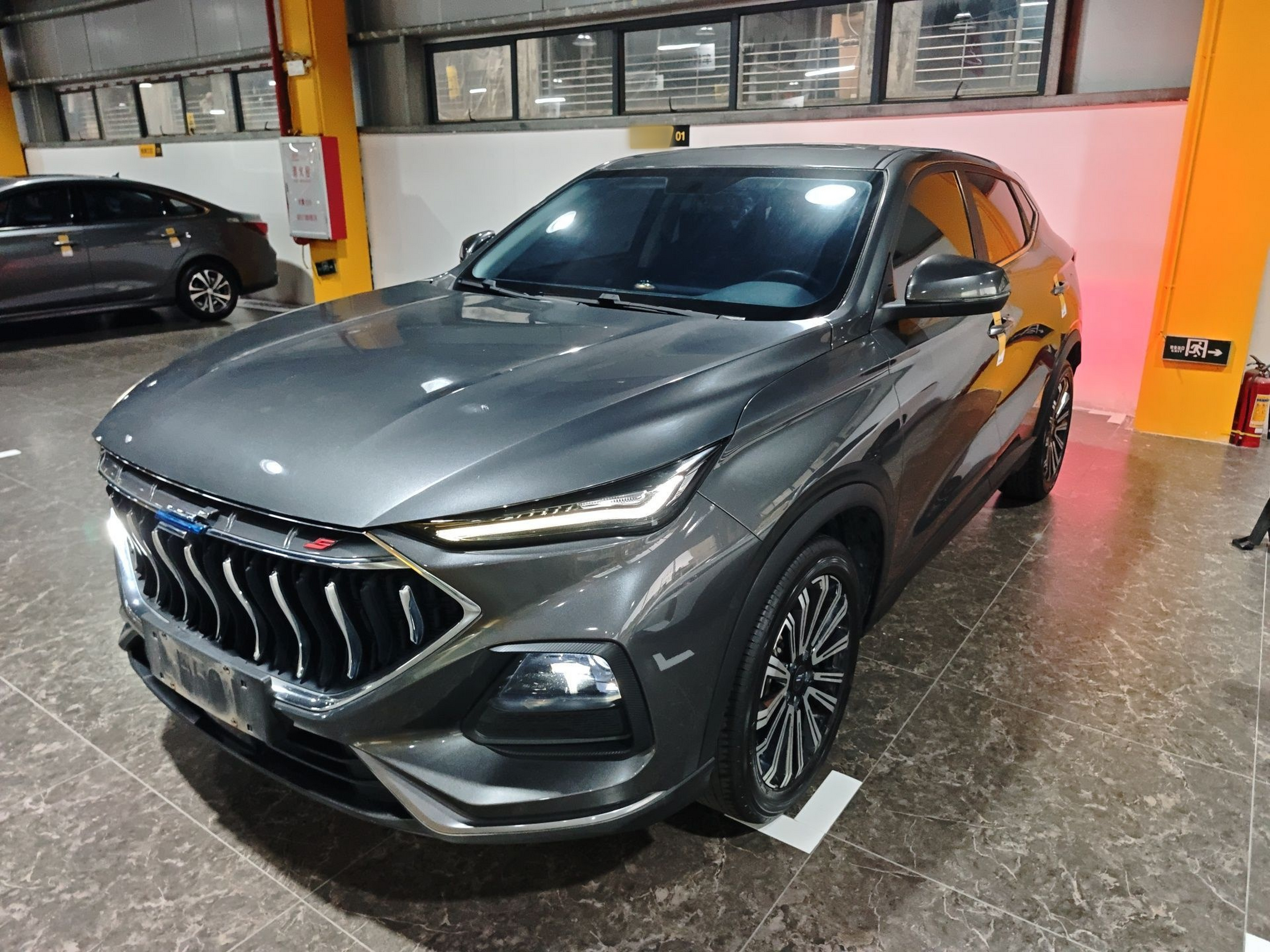 Под передней частью автомобиля