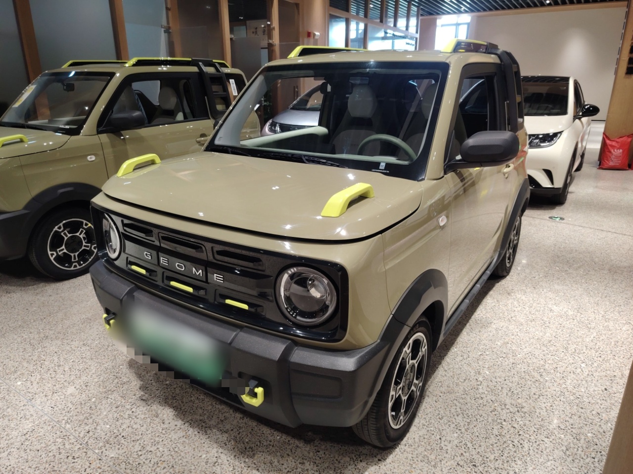 تحت مقدمة السيارة