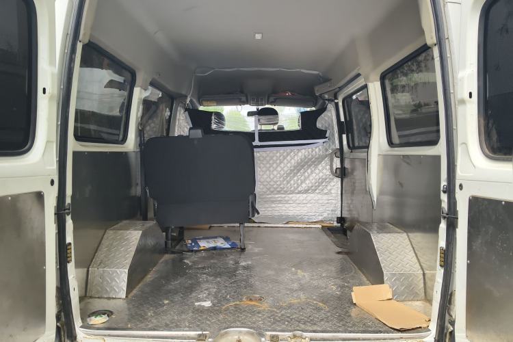 Used SAIC MAXUS Xintu V80 2019 2.5T Classic Edition 6-Speed Manual – Aoyuntong Modified Version Short Wheelbase Mid-Height Roof 5/6 Seats Trunk