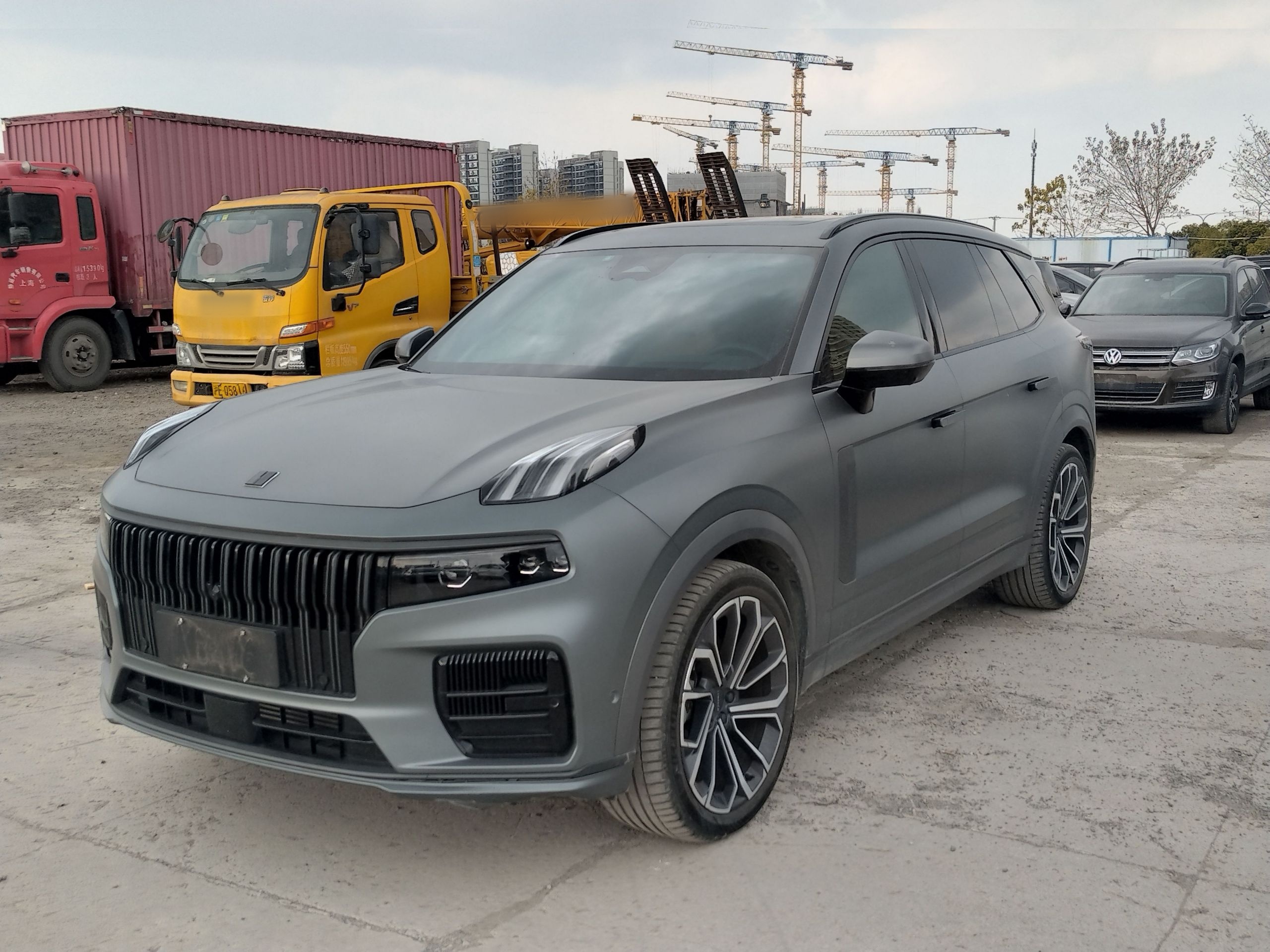 Под передней частью автомобиля