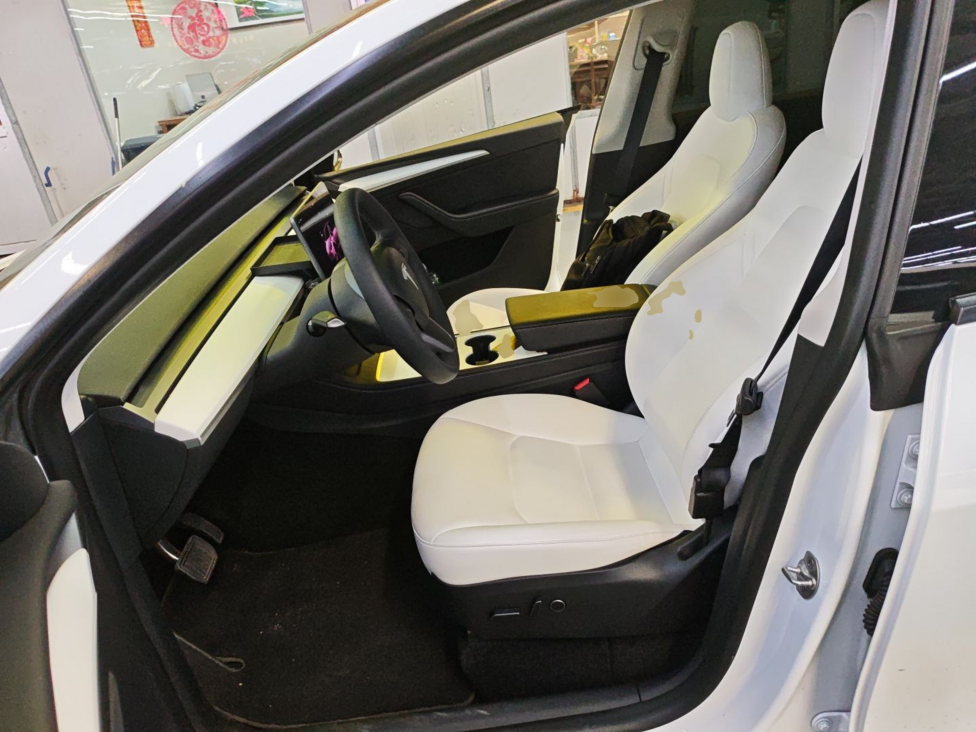 المقاعد الأمامية داخل السيارة