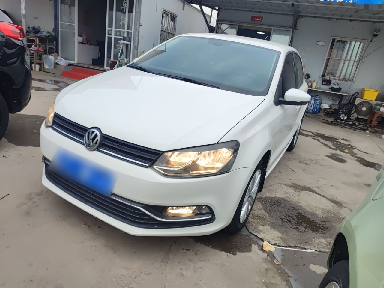 Под передней частью автомобиля