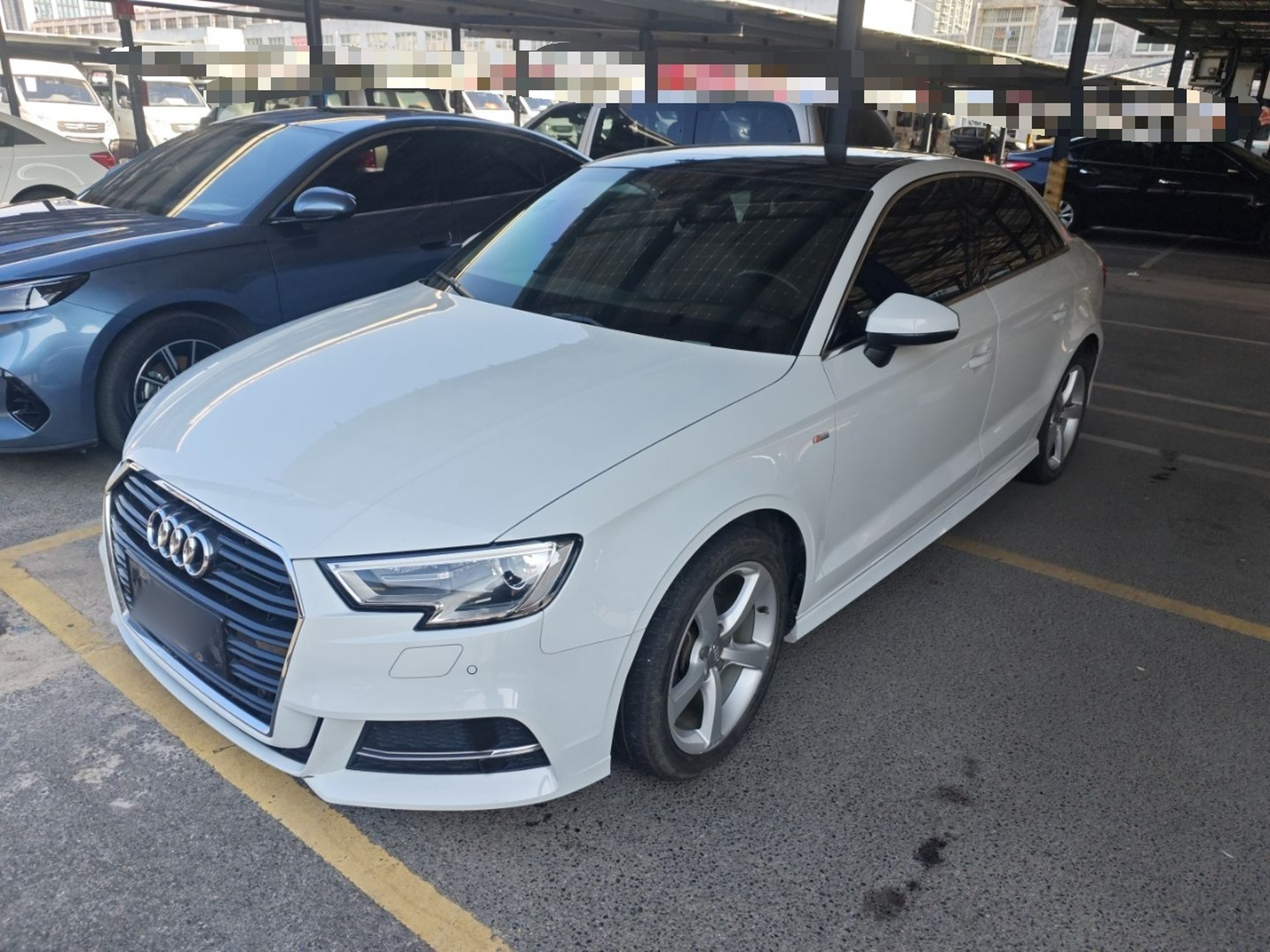 تحت مقدمة السيارة