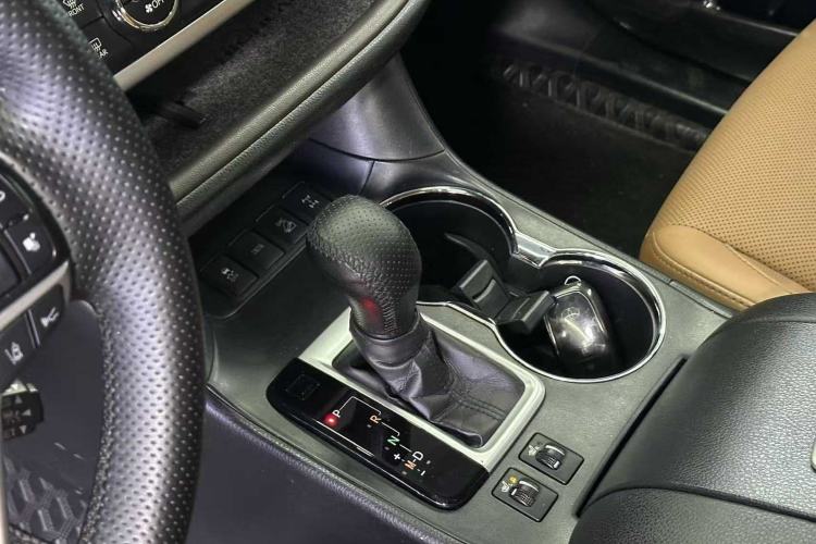 Used Toyota Highlander 2018 2.0T Four-Wheel Drive Knight Edition 7 Seats China VI Standard Interior 3