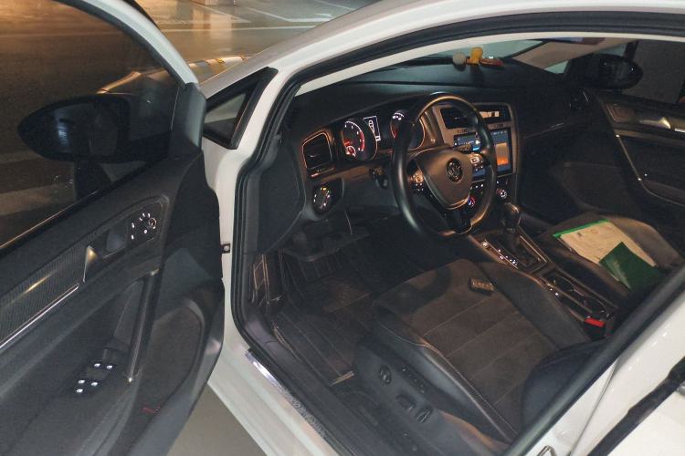 Used Volkswagen Golf 2018 230TSI Automatic Luxury Version
