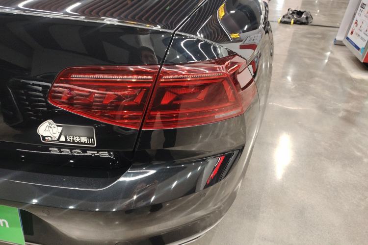 Used Volkswagen Magotan 2023 2 Million Units Commemorative Edition 330TSI DSG Luxury Version Right Rear Taillight