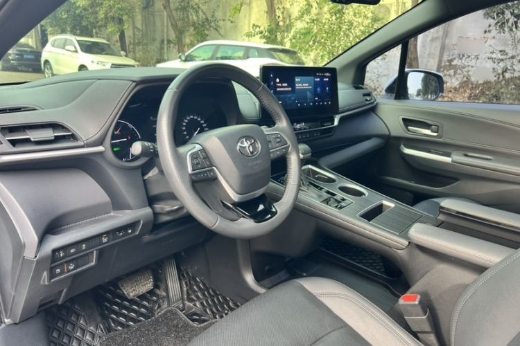 Used Toyota SIENNA 2021 2.5L Hybrid Premium Edition Interior 3