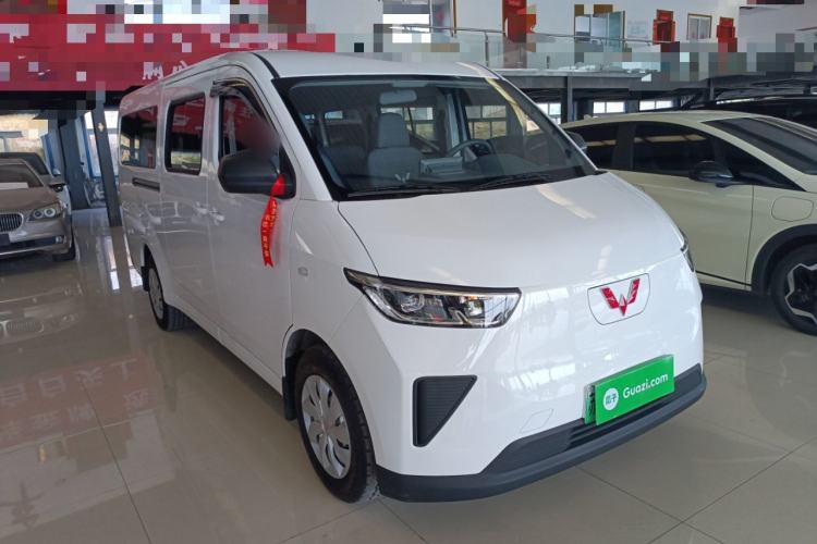 Used Wuling Yangguang 2024 300KM Comfort Version Passenger Van 75kW Front Right 45 Deg