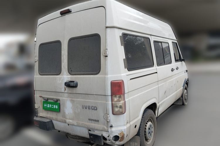 Used Iveco Daily 2020 2.5T A35 Passenger Van Single-Tire Mid-Roof Design 5-9 Seats China V Emission Standard
