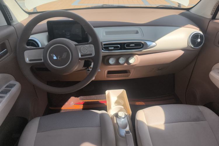 Used Wuling Hongguang MINIEV 2025 Four-Door Version Advanced Edition Center Console