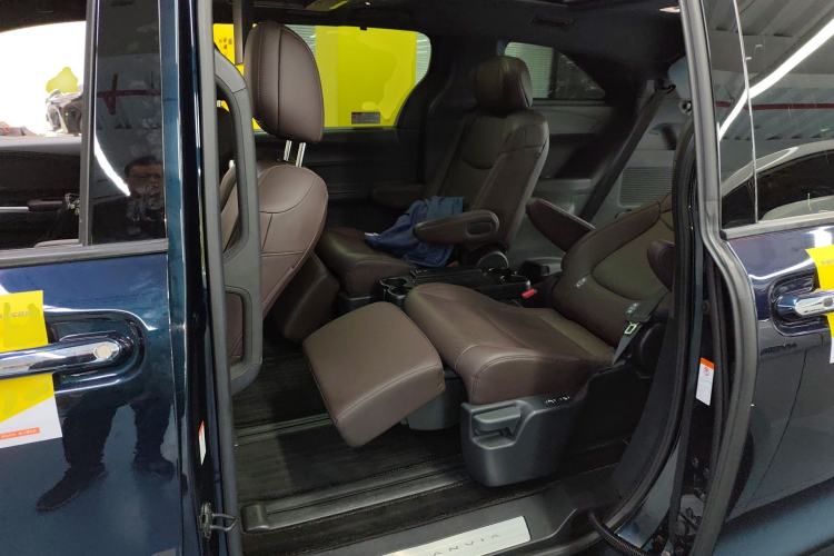 Used Toyota Granvia 2023 2.5L Hybrid Flagship VIP Edition Left Rear Seat