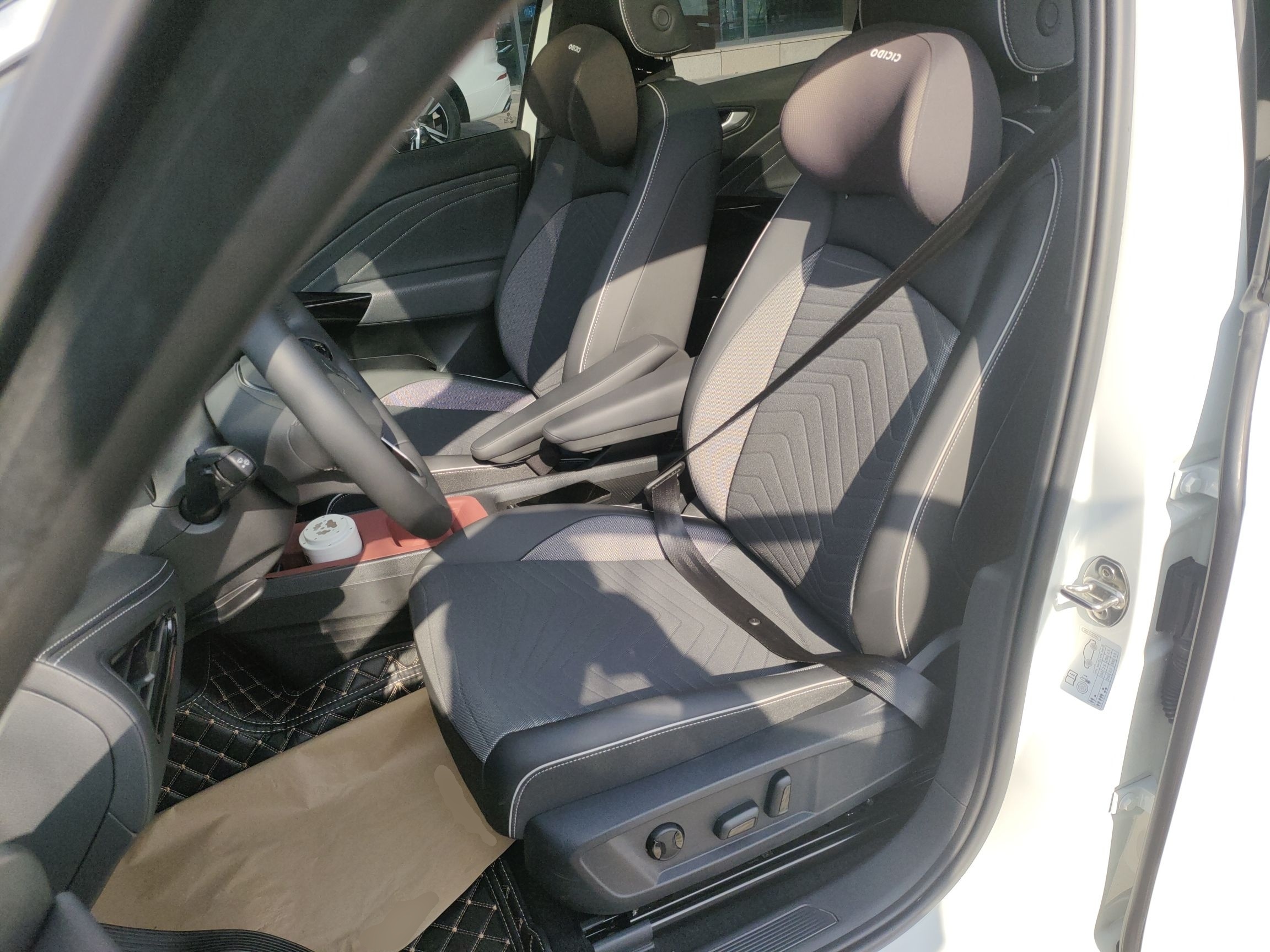 المقاعد الأمامية داخل السيارة