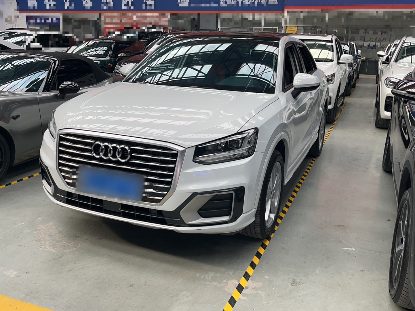 تحت مقدمة السيارة