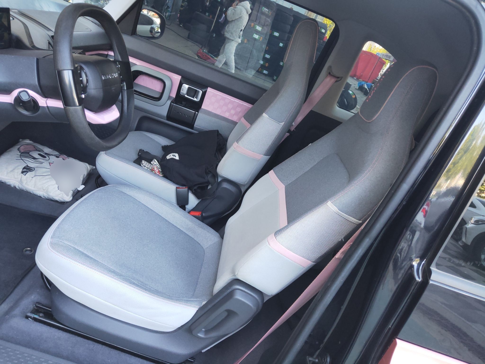 المقاعد الأمامية داخل السيارة