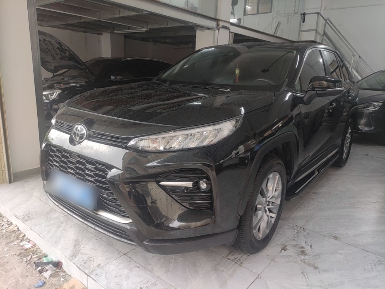 Под передней частью автомобиля