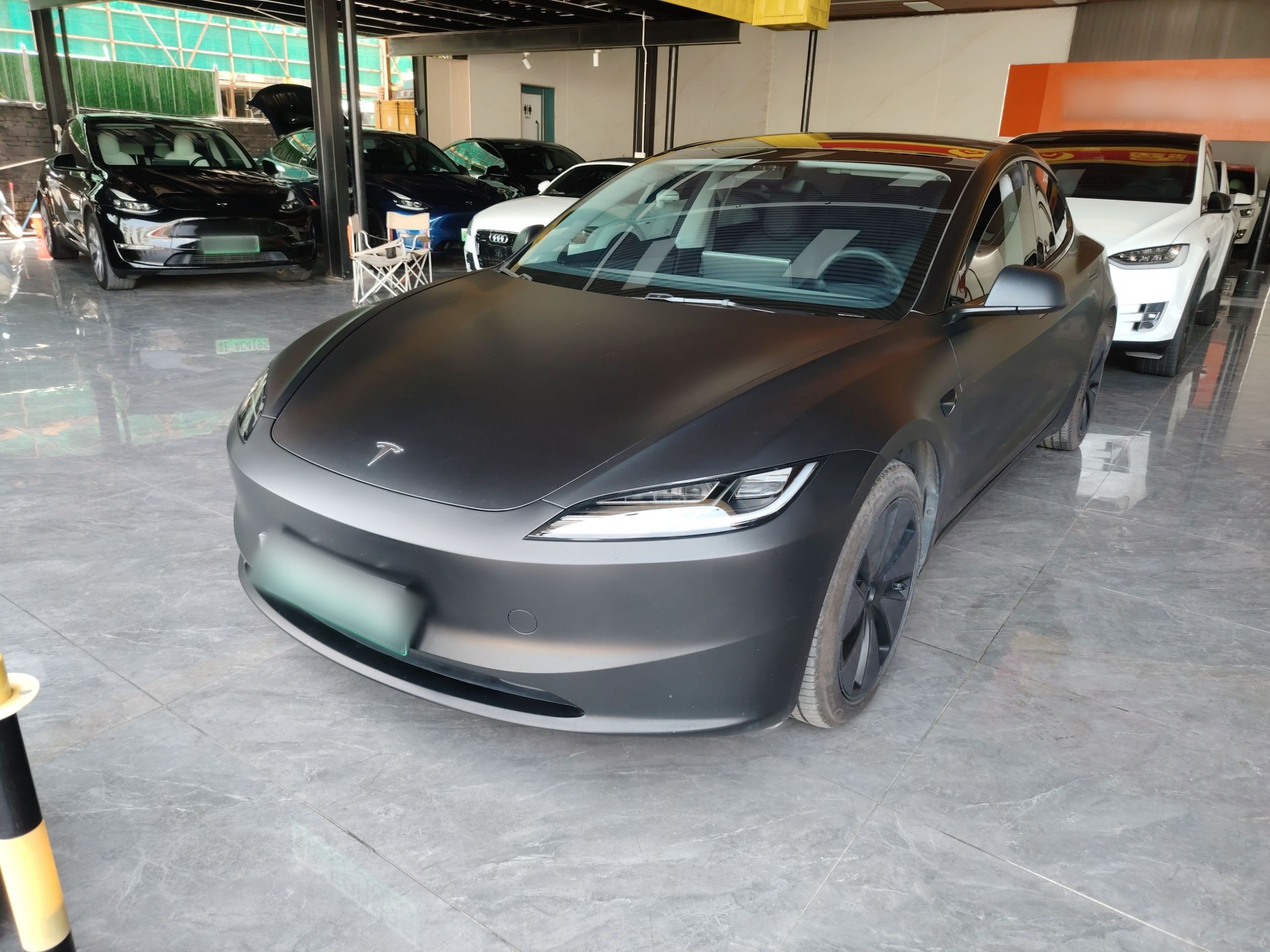 Под передней частью автомобиля