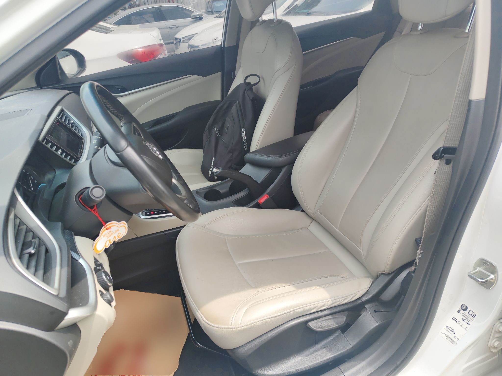 Переднее сиденье в автомобиле