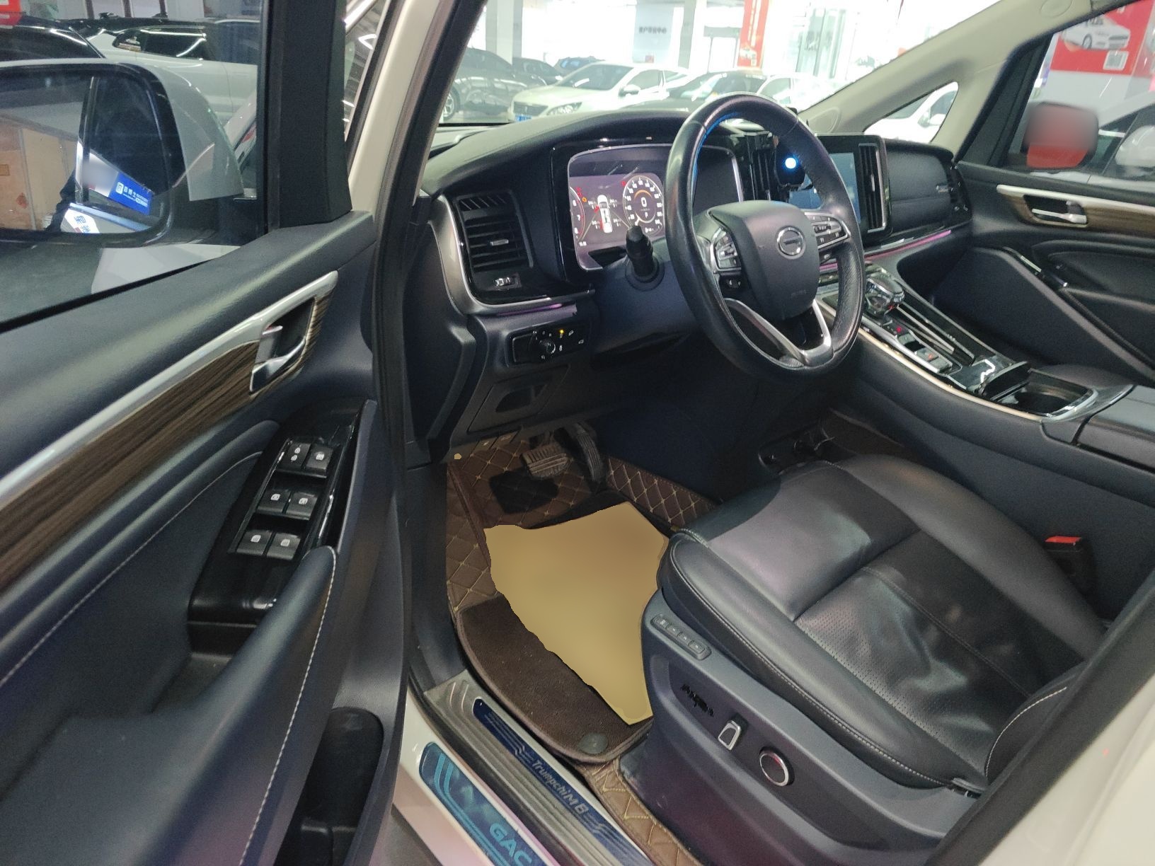 Переднее сиденье в автомобиле