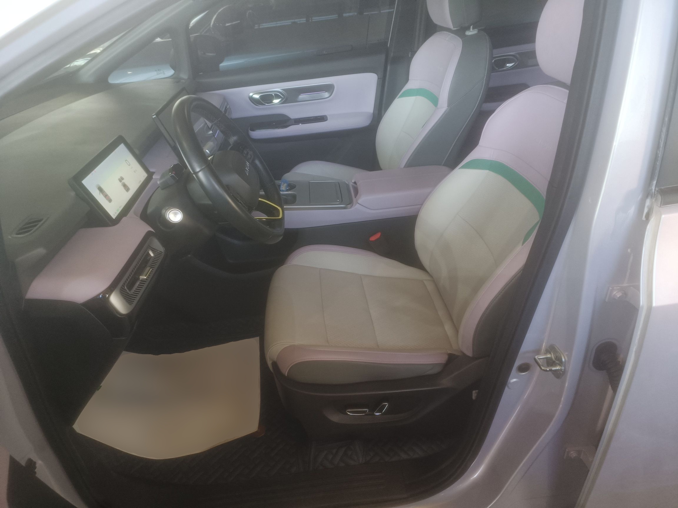 المقاعد الأمامية داخل السيارة