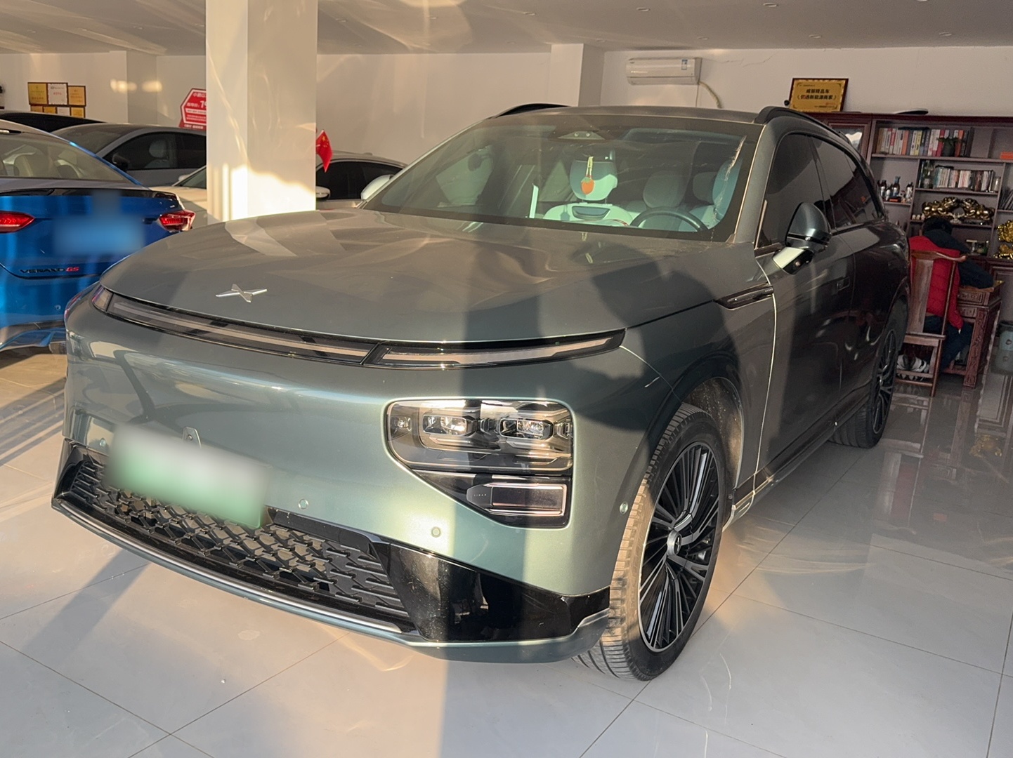 تحت مقدمة السيارة