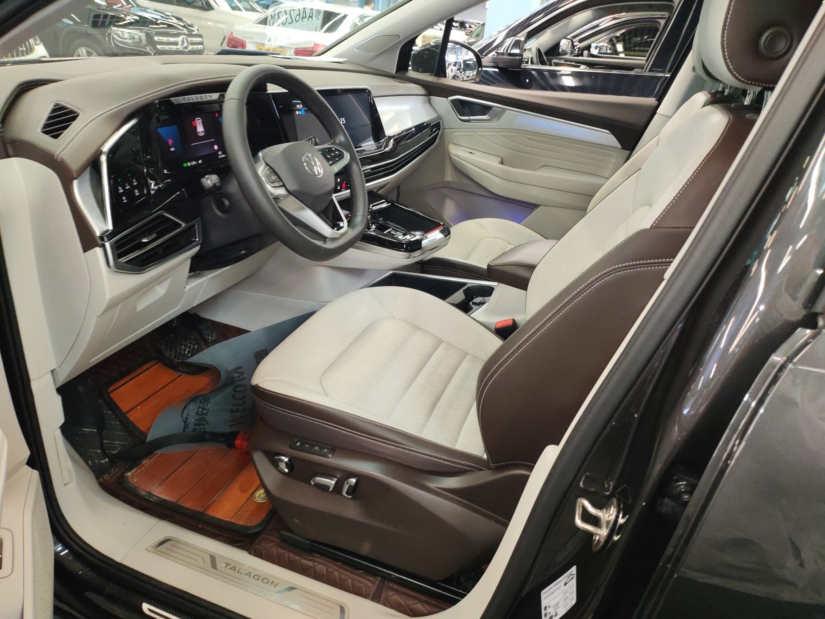 المقاعد الأمامية داخل السيارة