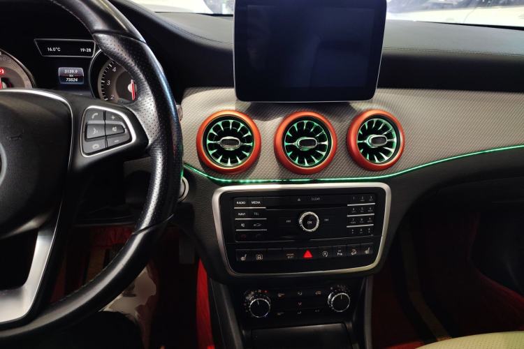 Used Mercedes-Benz GLA 2016 GLA 220 4MATIC Fashion Edition Center Console