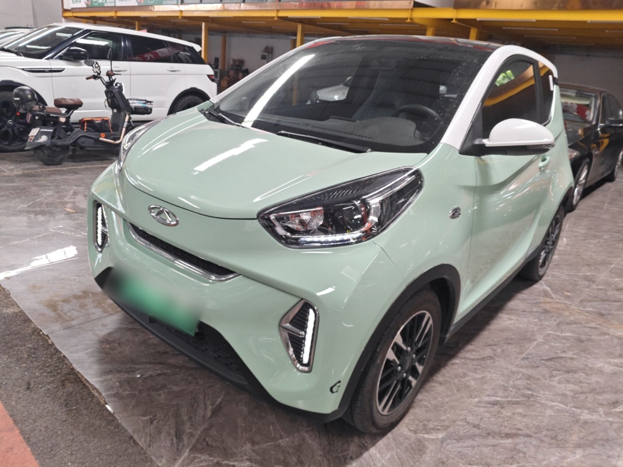 تحت مقدمة السيارة