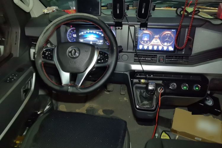 Used Dongfeng Yufeng 2023 V9+ 2.0T Manual Front-Wheel-Drive Multi-Function Mid-Roof Van with 7/8/9 Seats
