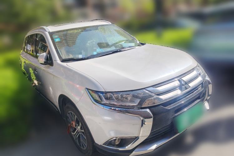 Used Mitsubishi Outlander 2018 2.4L 4x4 Luxury Edition 7-Seater Front Right 45 Deg