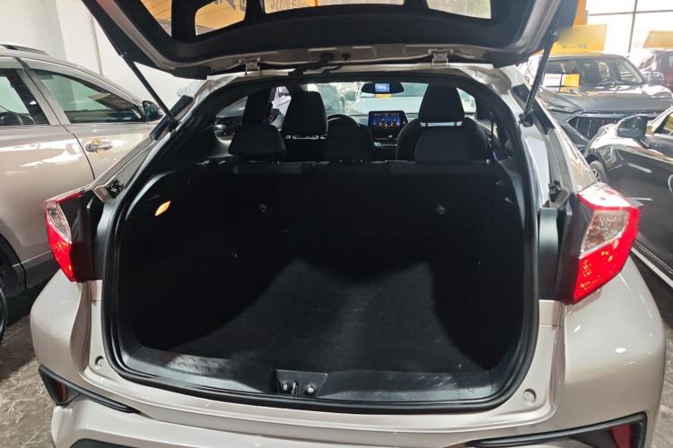 Used Toyota C-HR 2018 2.0L Leading with Sunroof China VI Standard Trunk