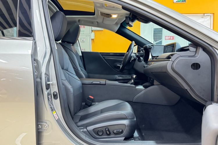 Used Lexus ES 2020 300h Premier Edition
