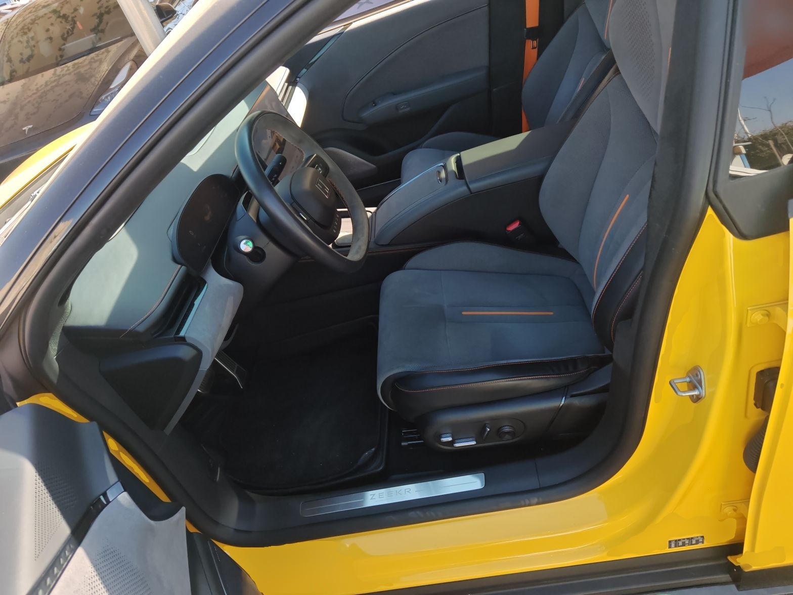 المقاعد الأمامية داخل السيارة