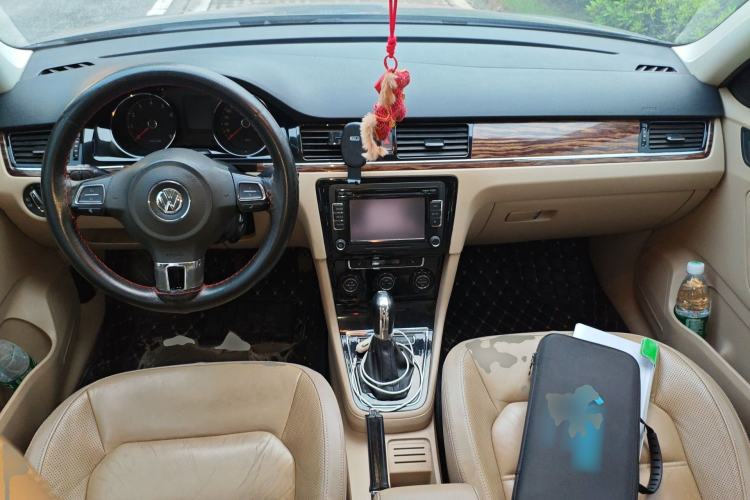 Used Volkswagen Bora 2013 1.6L Automatic Luxury Model Center Console