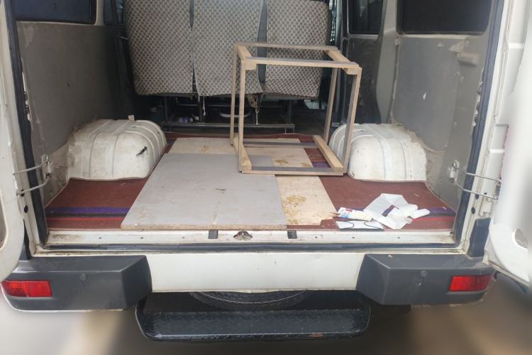 Used Iveco Daily 2021 2.5T A35 M1 Passenger Van 5-9 Seater Short Wheelbase Mid-Roof Design Dual Tires Side Sliding Door