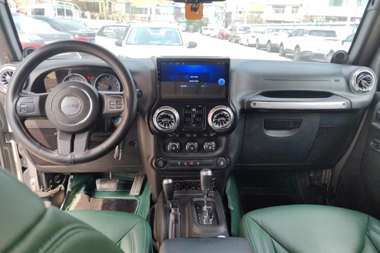 Used Jeep Wrangler 2014 3.0L Sahara Four-Door Edition Center Console