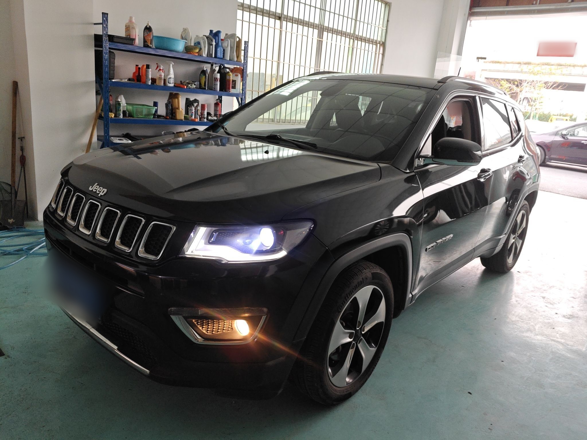 تحت مقدمة السيارة