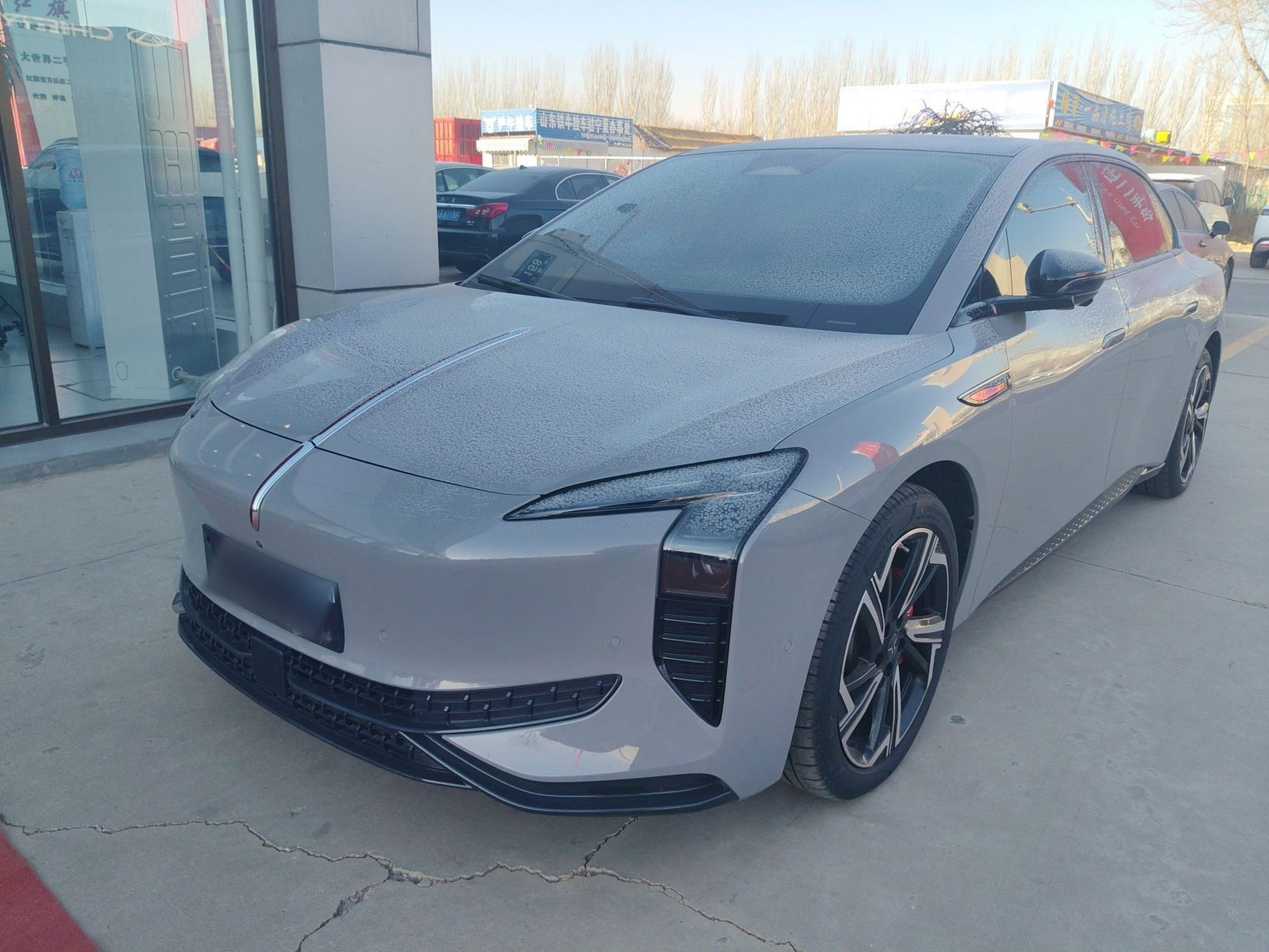 Под передней частью автомобиля