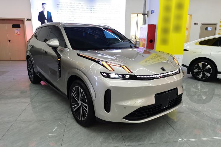 Used Lynk & Co 08 EM-P 2025 245km Ultra-Long Range Halo Front Right 45 Deg