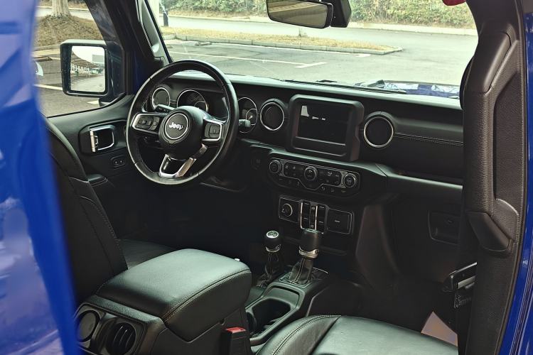 Used Jeep Wrangler 2019 2.0T Sahara Four-Door Brilliant Top Version China VI Emission Standard