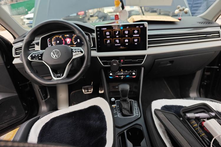 Used Volkswagen Tiguan L 2023 330TSI Automatic Two-Wheel Drive R-Line Enjoyment Edition Center Console